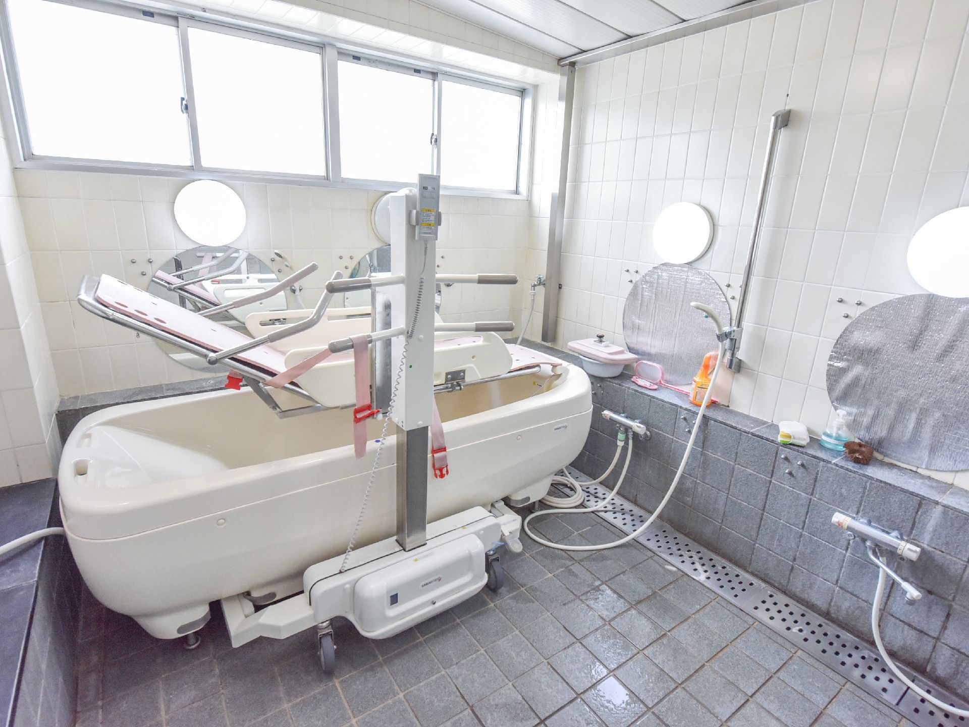 洗い場が計4ヶ所あるが、実際に使えるのは2ヶ所になっている。鏡は丸型でその上には照明が設置されている。
