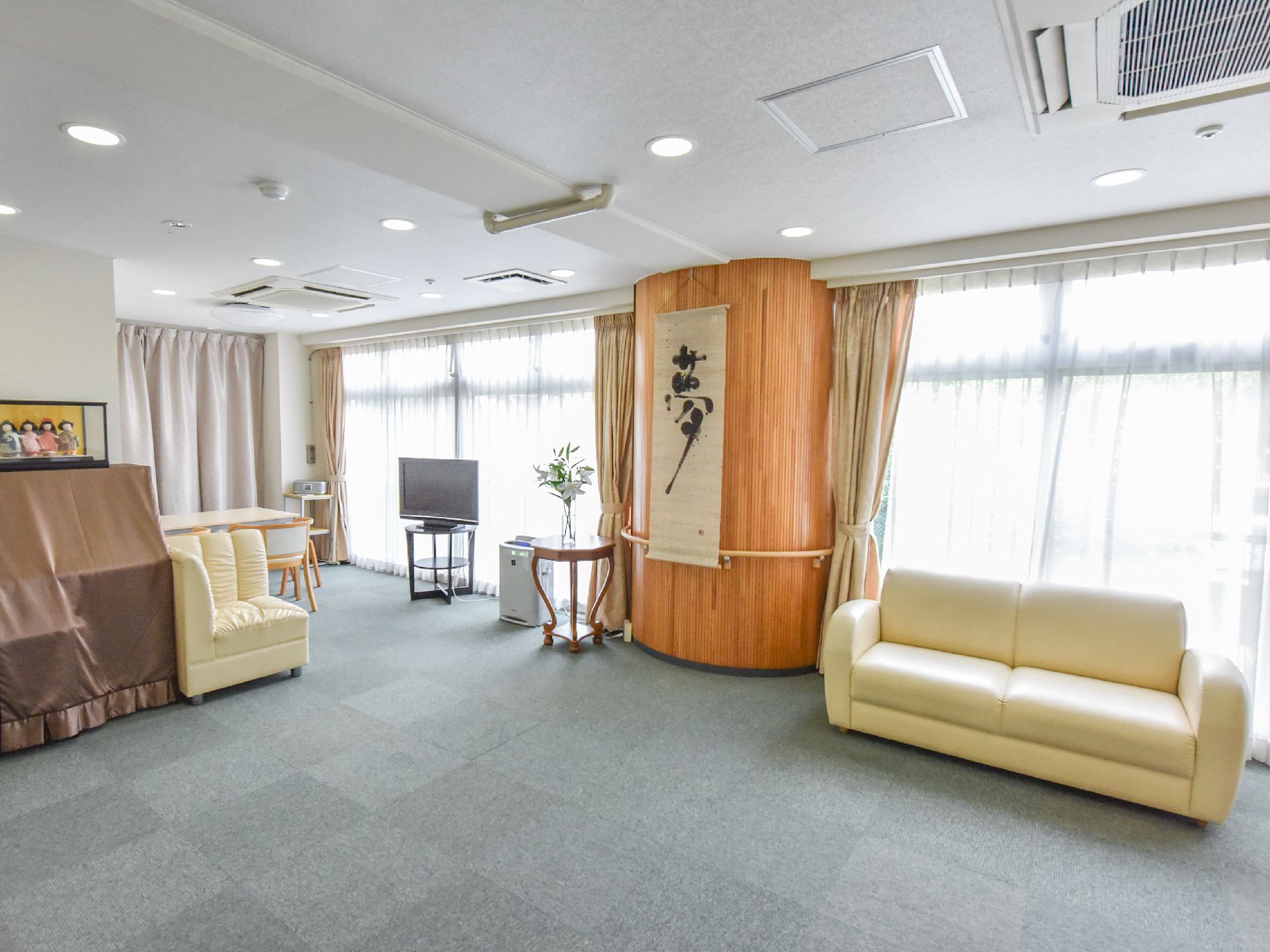 掃き出しの窓から光が差し込んで明るい。柱には麻の繊維で編みこまれた掛け軸に一文字の漢字が記されている。