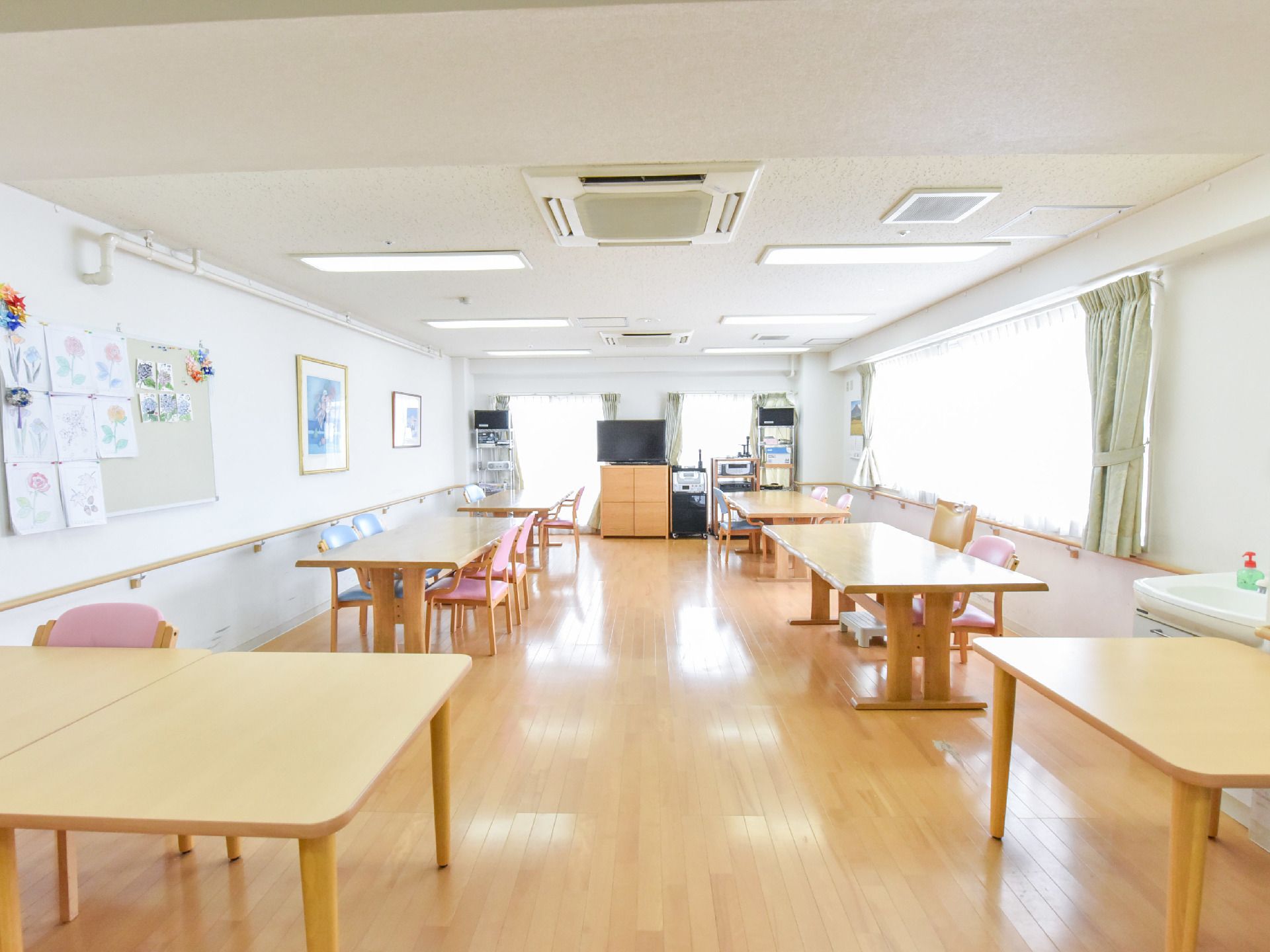多目的室は入居者が食事する食堂として使用される他、機能回復のための手作業や行事を行う空間としても利用される。