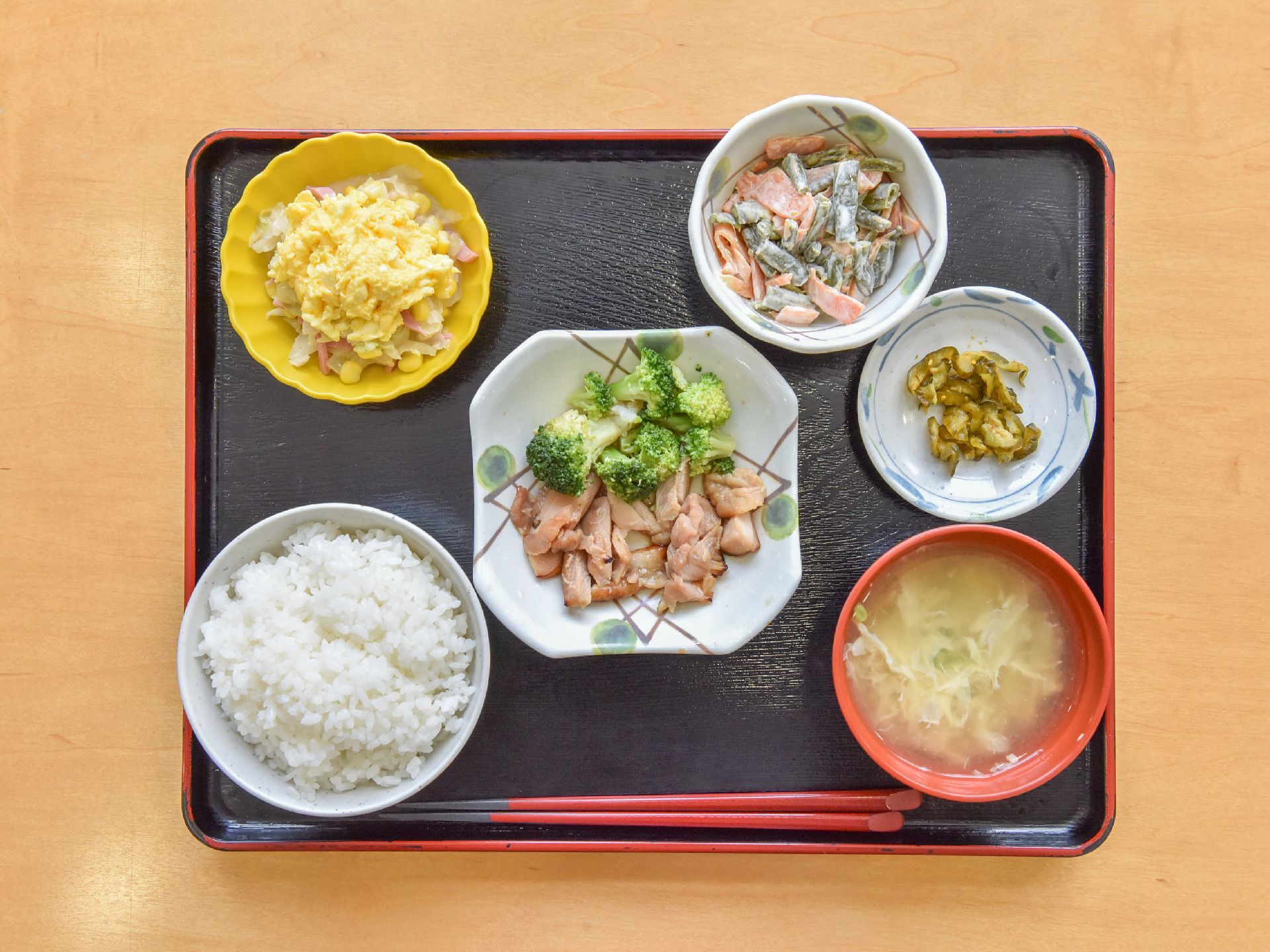 日々の入居者の健康を支える栄養かに富んだ食事である。見た目からして食欲を刺激するないようとなっている。