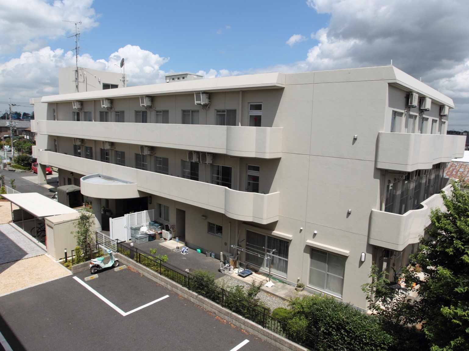 広々とした外観の建物