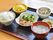 根菜類と魚などを組み合わされ、栄養計算された食事になっている。プレートに配された鮮やかな食器などにも工夫されてる。