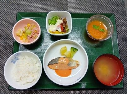 彩り豊かな食事トレー