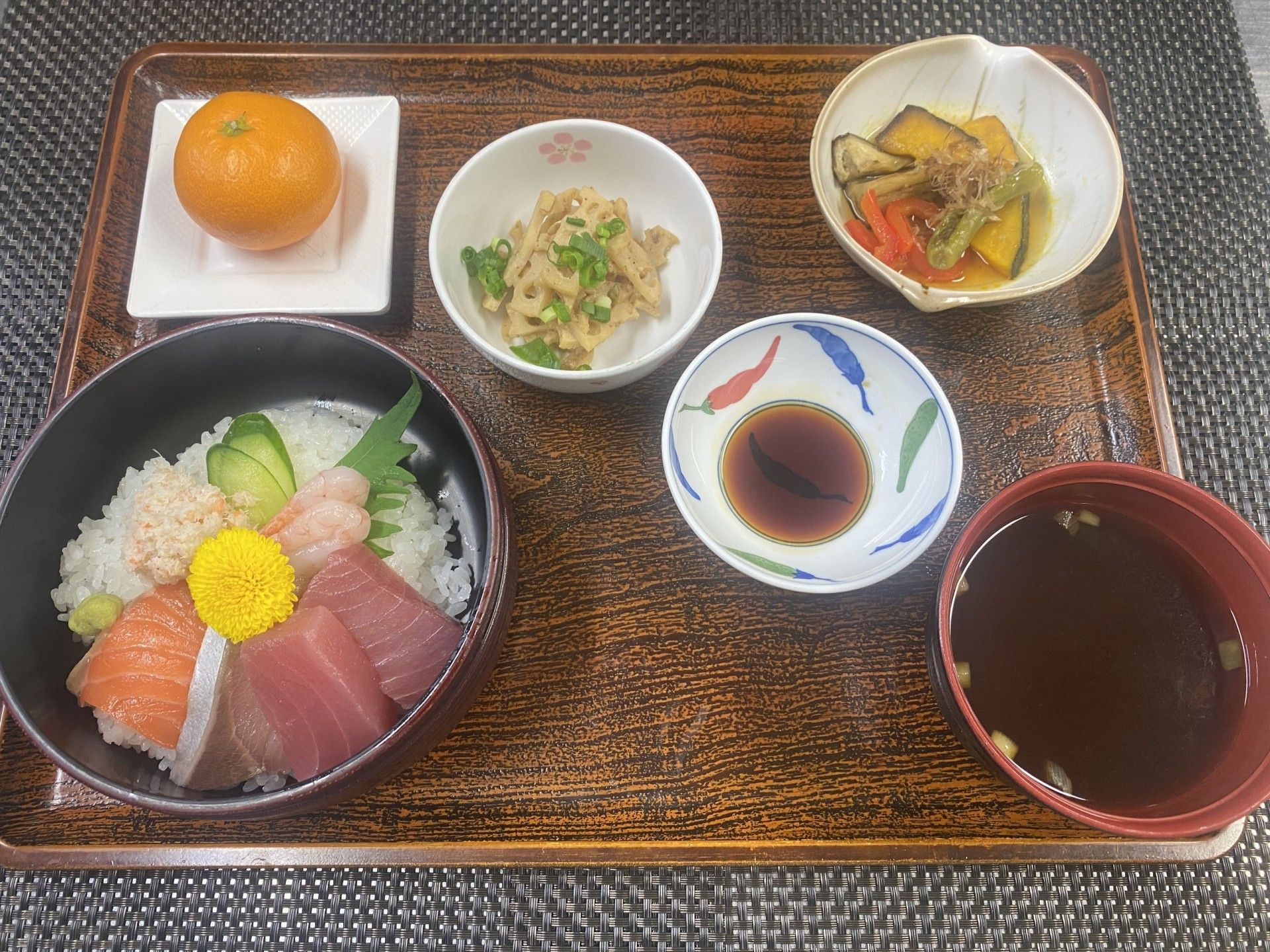 彩り豊かな食事の膳