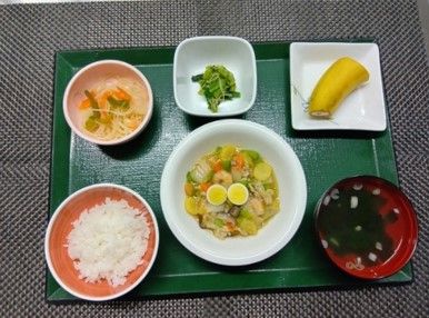 彩り豊かな食事の膳