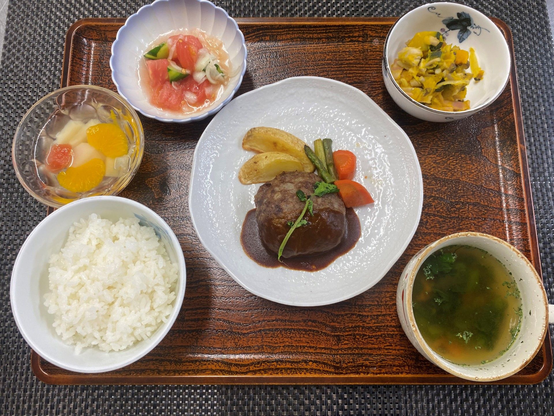 彩り豊かな食事の膳