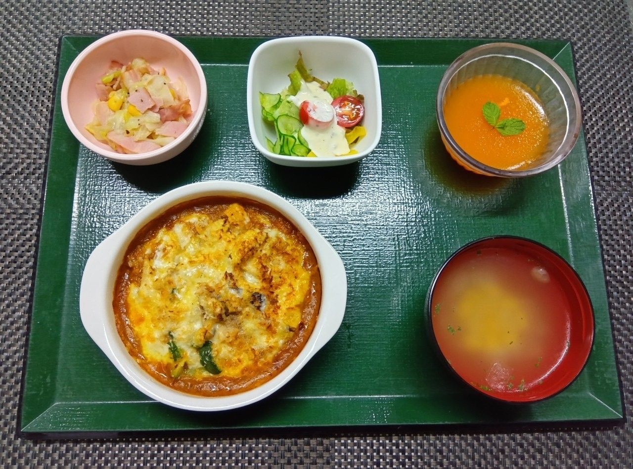 彩り豊かな食事トレー