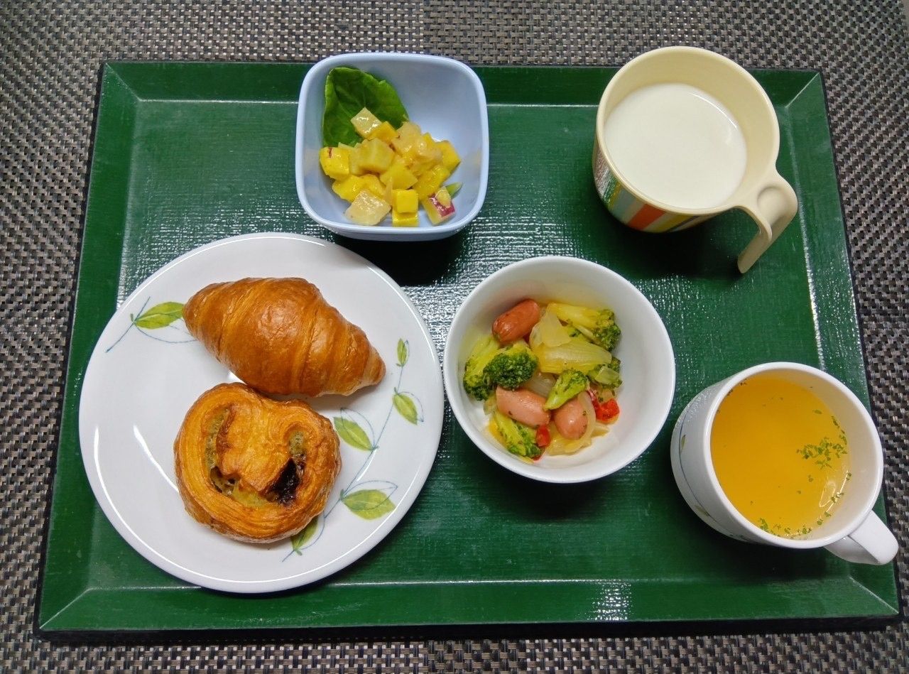 彩り豊かな朝食のトレー