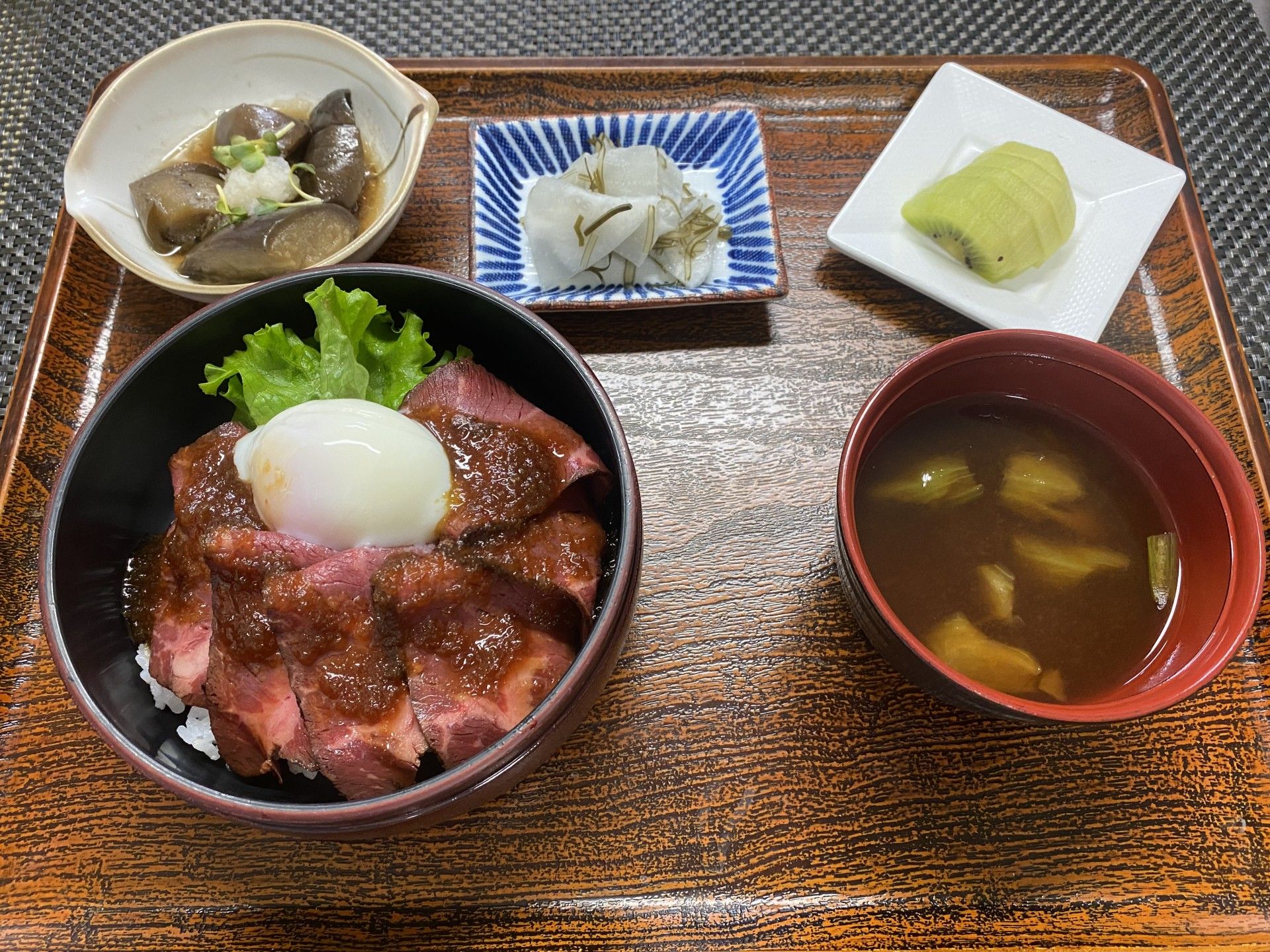 彩り豊かな食事の膳