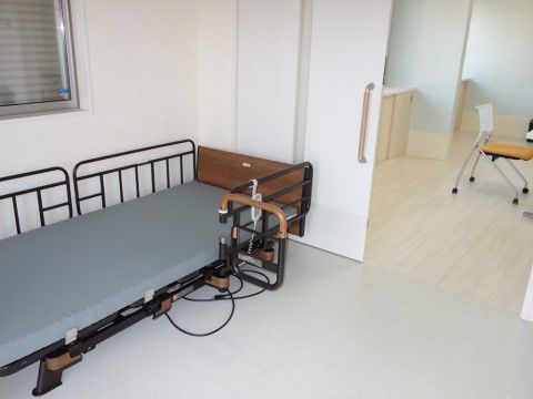 引き戸で仕切ることのできる部屋に置かれている、電動リクライニング式ベッド