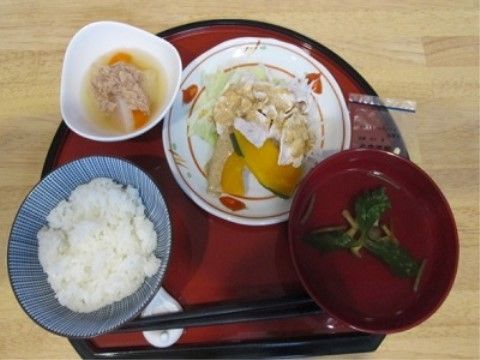 入居者様ひとり分の食事である。和食を中心とした食事で、ご飯と汁物、副菜など、栄養バランスが考えられたメニューだ。