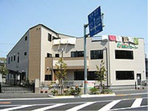 建物の目の前は大通りで、歩道が整備され街路樹が植えられている。門扉がしっかりと閉められており、防犯に努めている。