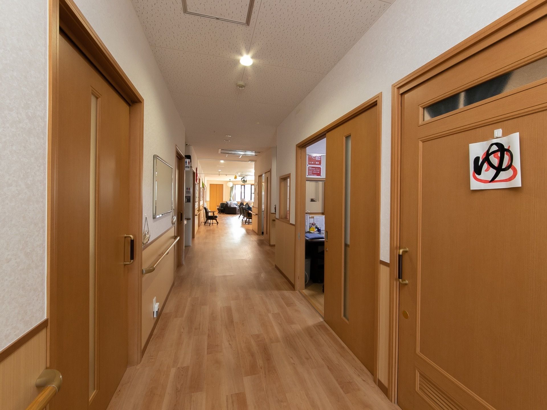 廊下の壁には手すりが設置されており、天井には等間隔で照明が取りつけられている。各部屋の間には段差がない。