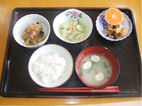 グループホーム四ッ葉の食事。いつまでも元気でいていただきたいので、栄養バランスがしっかりとれた美味しいお食事を提供しています。