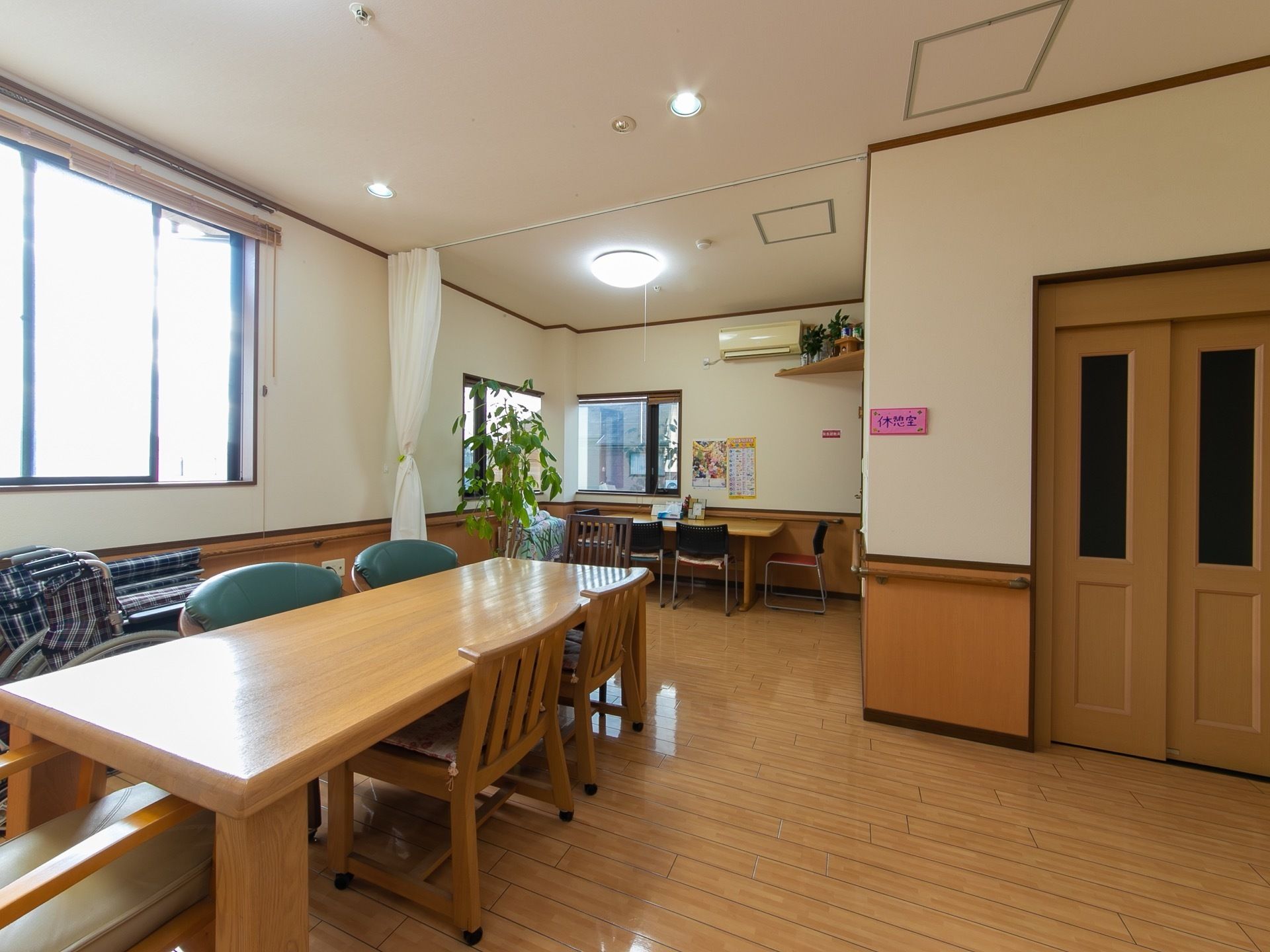 白い壁と木目の淡いベージュのコントラストがさわやかな食堂である。隣には休憩室があり、食後に利用できる。