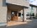２階建てのグループホームである。両扉の玄関となっており、手前には手すり付きのスロープが設置されている。