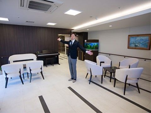 イルミーナやまとの談話コーナー。きれいなインテリイアと、広々とした空間は、毎日多くの入居者様で賑わっております。