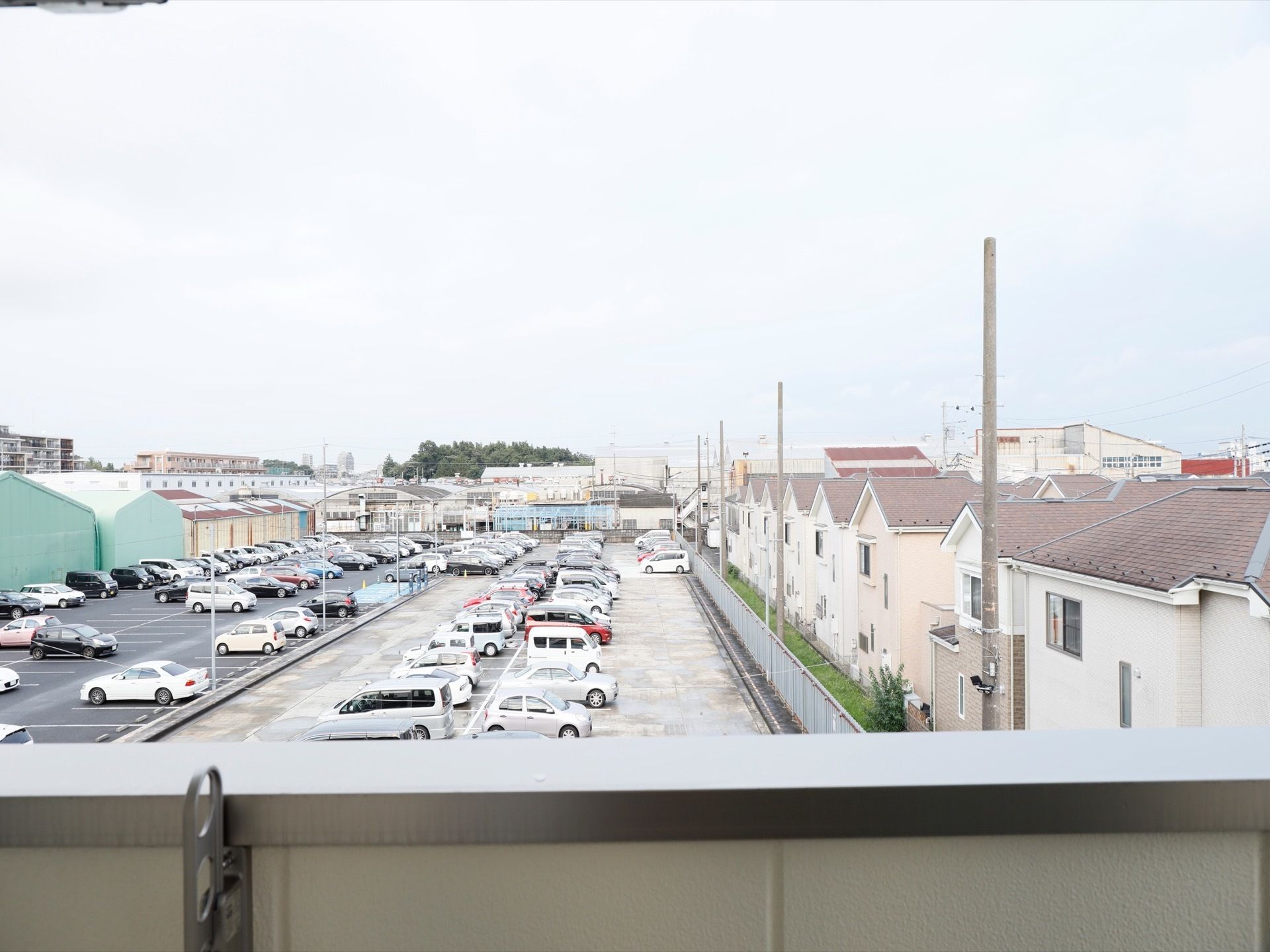 居室は窓の外にベランダを設置しており、町の景色や空の様子を眺めることができる。フェンスには物干し金具を取り付けている。