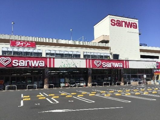 スーパー三和の建物と駐車場