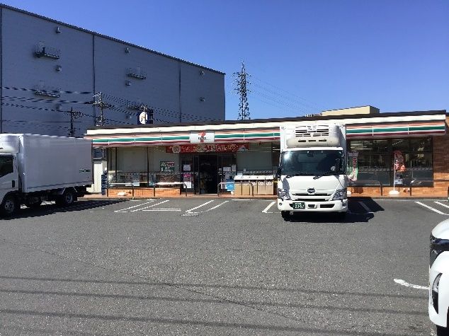 セブンイレブンの建物と駐車場