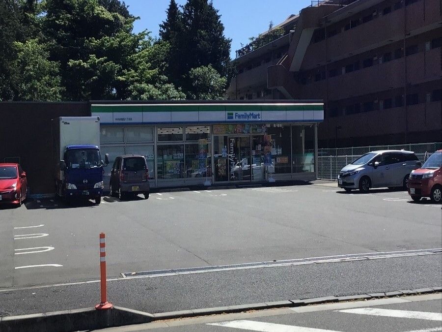 ファミリーマートの建物と駐車場