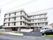 施設は4階建ての建物で、2階以上にはベランダを設置している。前面にはアスファルト舗装の広い駐車場を設けている。