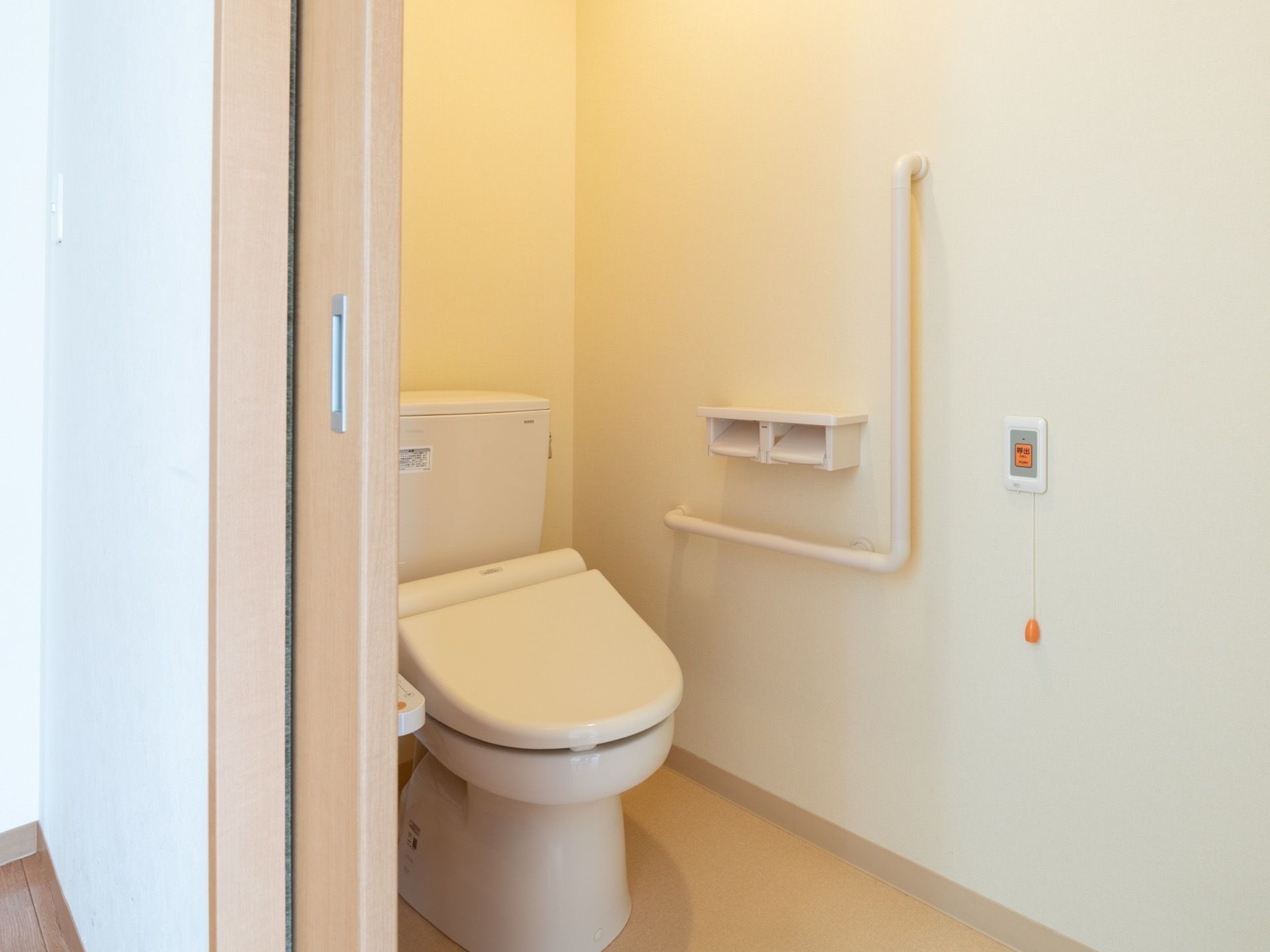 居室にはトイレもついている。ゆったりと気兼ねなく利用でき、手すりやナースコールも設置されているので安全である。