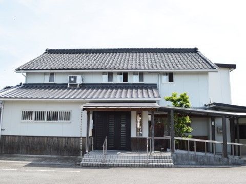 日本家屋を彷彿とさせる、大きな瓦屋根のある白壁の建物