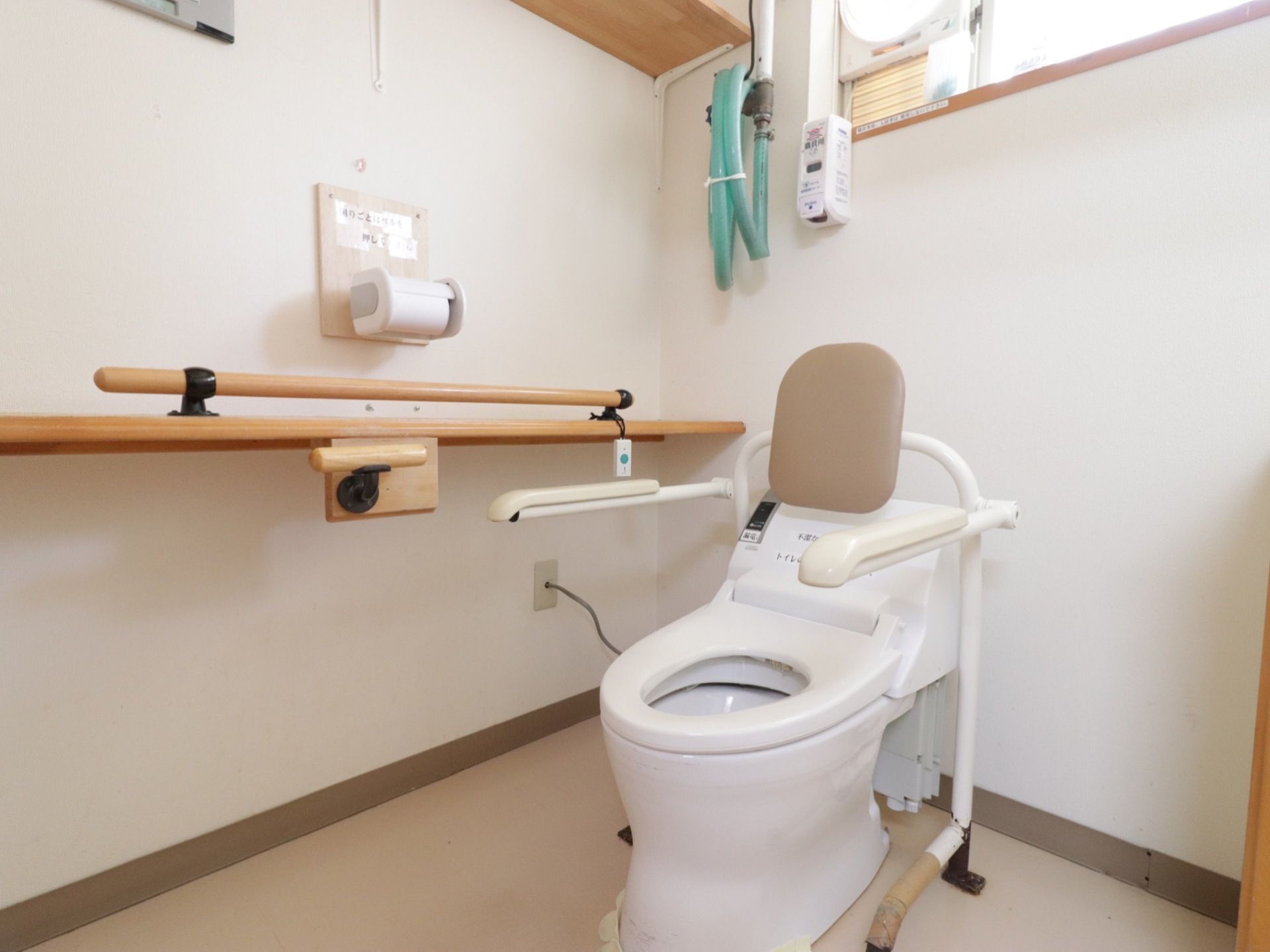 トイレには手すり、そして肘置きが取り付けられている。さらに背もたれがあるので、くつろぐことができる。