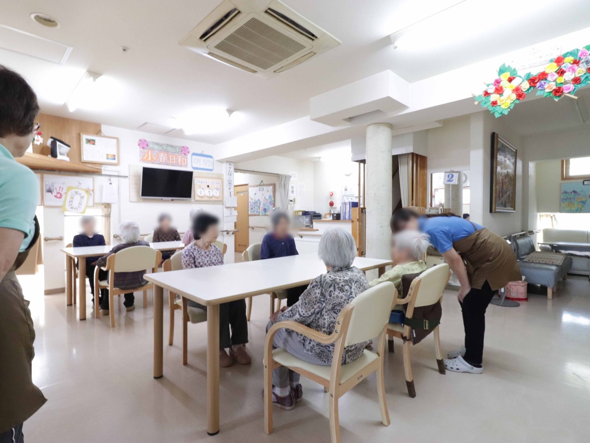 中央に四人席のテーブルが二つ並べられている。テレビも設置してあるので、見たいテレビを見ることができる。