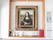 施設内には壁に絵画などを飾っている。しっかりとした木の額に入れられている。ミニチュアの彫刻も置かれている。