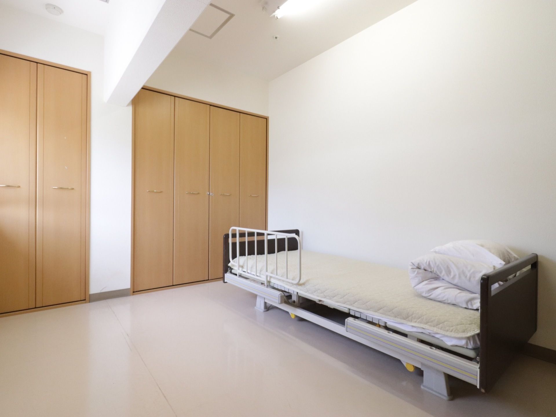 居室には介護用ベッドが完備しているので、足腰の弱い方や、体を起こすのが大変な方でも快適に利用できる。