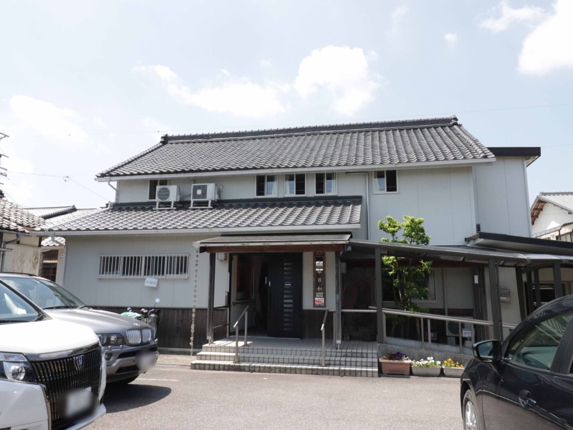 外観は２階建ての建物で、落ち着いた雰囲気である。駐車場は広々としており、車利用の方でも通いやすい環境である。