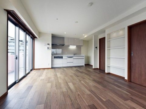 広い窓で明るいお部屋には、キッチンや壁面収納も備え付けられており、毎日の生活をご自分のペースで快適にお過ごしいただける。