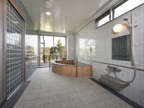 施設内には共同浴場もあり、お部屋のお風呂よりも大きなお風呂で、ゆったりとお寛ぎいただくこともできる。