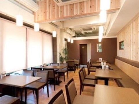 室内の床はフローリングになっており、テーブル、椅子が置かれている。大きな窓が設置され明るい雰囲気である。