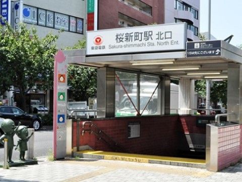 駅につながる入り口の外観である。周囲にはビルが立ち並んでおり、歩道の脇には漫画のキャラクターの銅像がある。