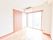 一間分の吐き出し窓がついている部屋である。ベランダへとつながっている。引き戸がある。エアコンが設置してある。