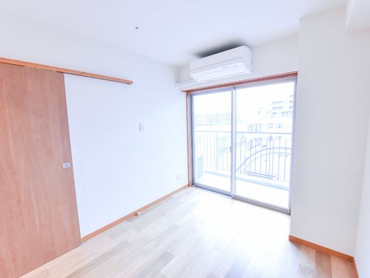 バルコニーのある洋室