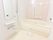 部屋にあるお風呂は、白を基調とした綺麗で清潔感のあるつくりとなっている。洗い場も広く、お風呂の横にはL字の手すりが取り付けられている。