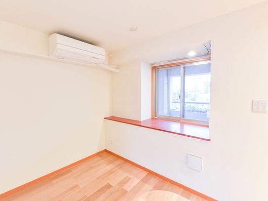 奥行きのある洋室