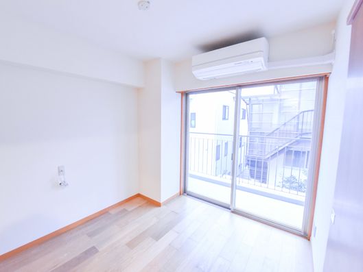 バルコニーのある洋室