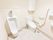 洋式トイレと男性用トイレの2つのトイレがあり、床がタイル張りになっている。洋式トイレには手すりがついている。