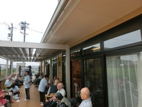 「住宅型有料老人ホーム ヴィラ・カワイ」併設デイサービスのウッドデッキ