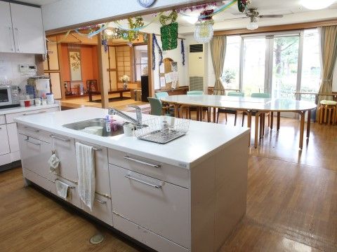 「グループホーム愛和 ハート＆ハートあだち」台所・キッチン。お料理を楽しんでください。