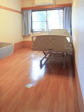 「グループホーム愛和 ハート＆ハートあだち」居室。空調設備も整っていますので、適温を保つことができます。