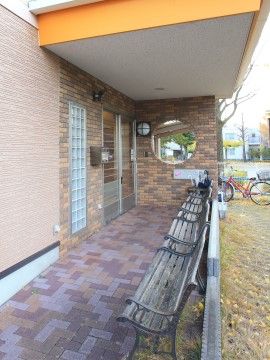 「グループホーム愛和 ハート＆ハートあだち」外観までの道のり。段差もなく、スムーズな移動が可能です。