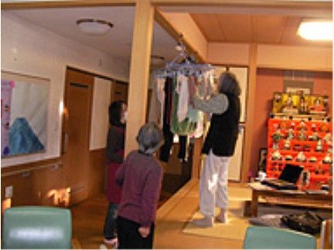 「グループホーム愛和 ハート＆ハートあだち」自立サポート。入居者様ご自身でできることは、極力ご自身でやってもらうようにしています。