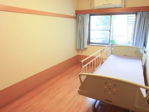 「グループホーム愛和 ハート＆ハートあだち」居室。プライベートなお時間をお楽しみください。