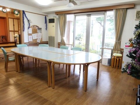 「グループホーム愛和 ハート＆ハートあだち」リビング兼食堂。活気に満ちた食空間となっています。